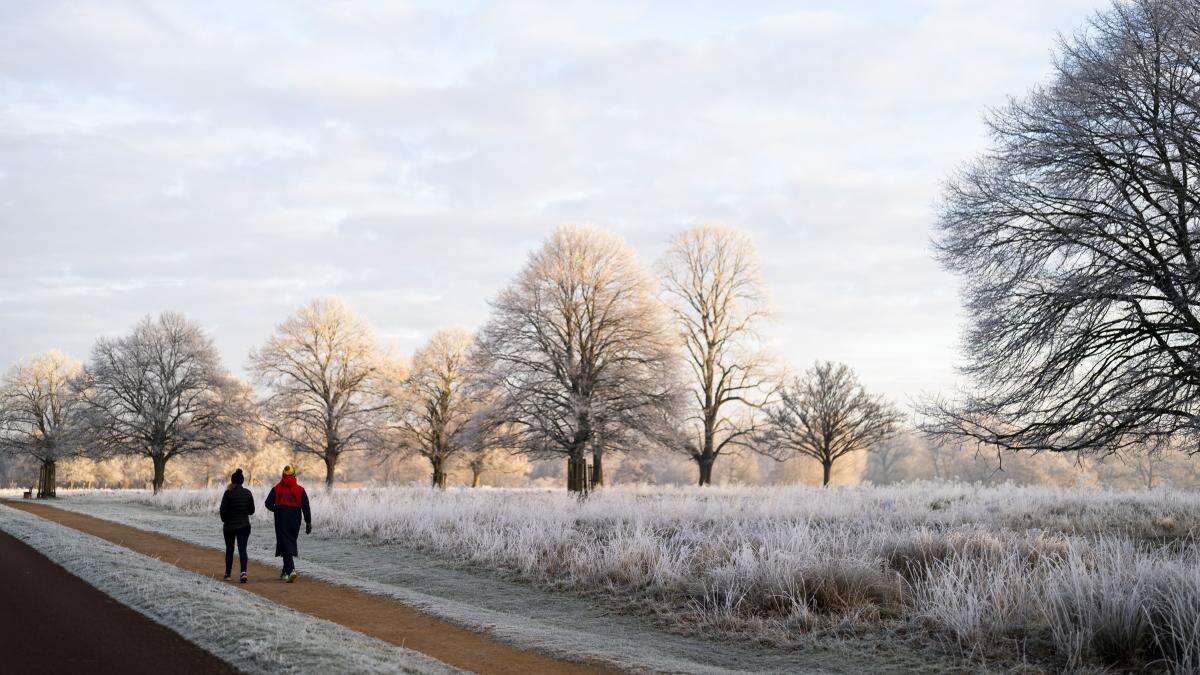 Cold snap to continue with chance of snow this weekend, Met Office says