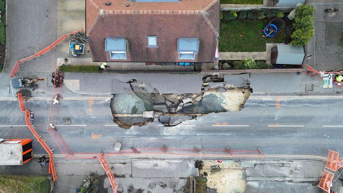 Couple plan to stay at home and ‘see what happens’ after giant sinkhole appears