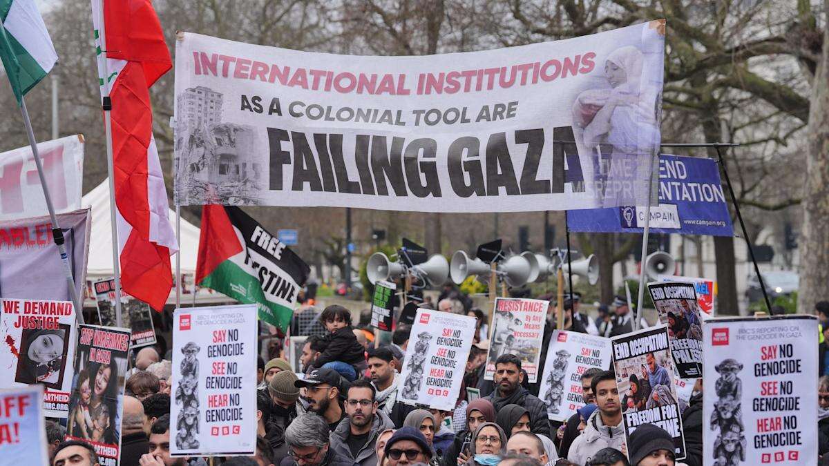 Hundreds march through central London to express solidarity with Palestine