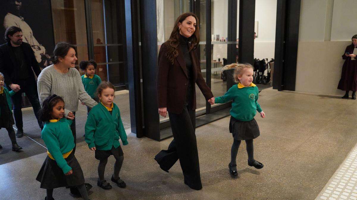 Kate joins youngsters on school bus to National Portrait Gallery for art trail