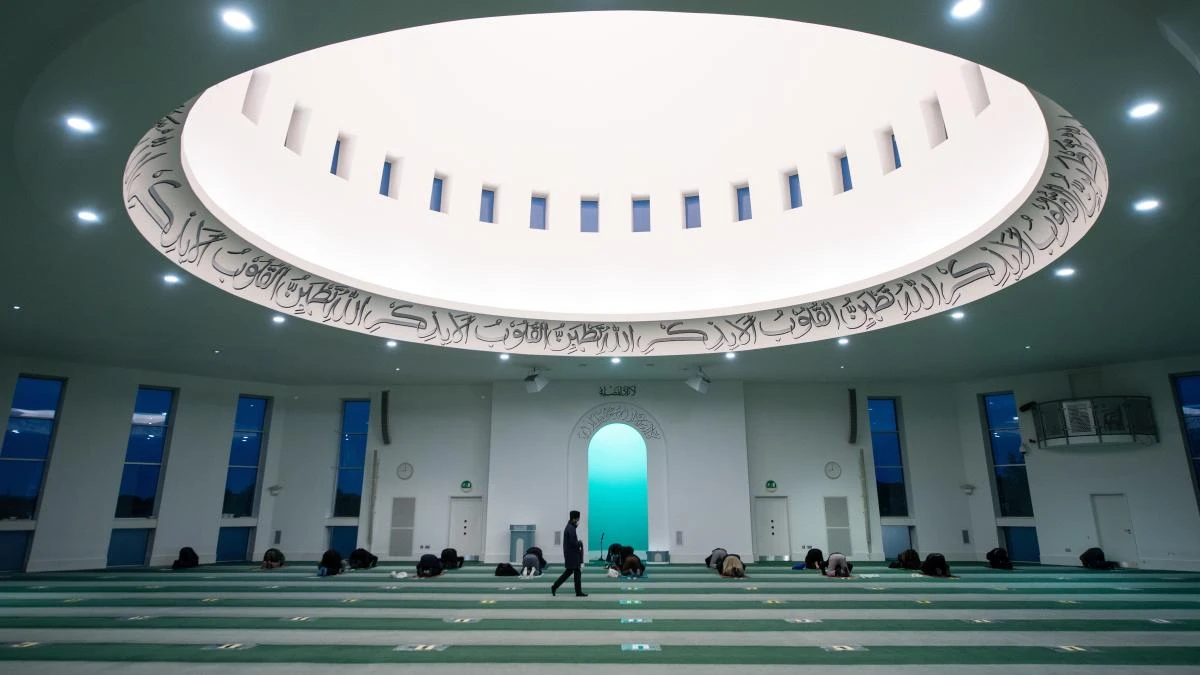 Imam says he would host Tommy Robinson at mosque ‘to see what it is all about’