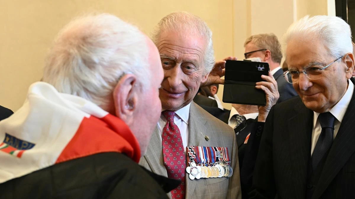 King jokes with veteran partisan who fought to liberate Italy