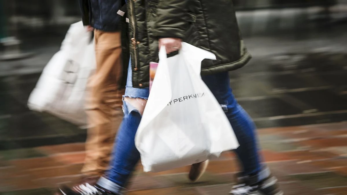 Consumer confidence rises ahead of Black Friday sales