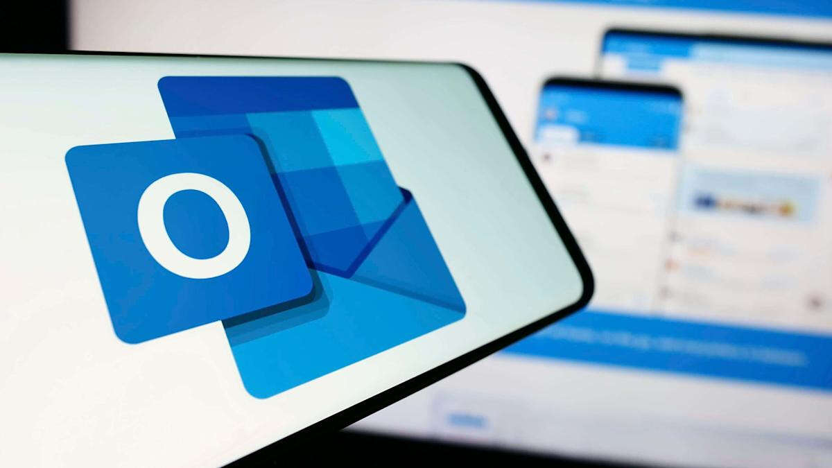 Microsoft investigating outage affecting Outlook services