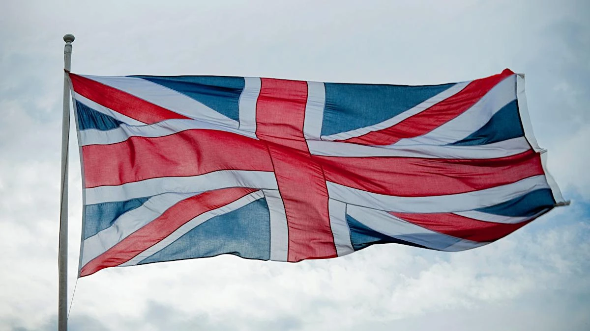 Police ‘removing flag’ were ‘putting up anti-vandal cameras’
