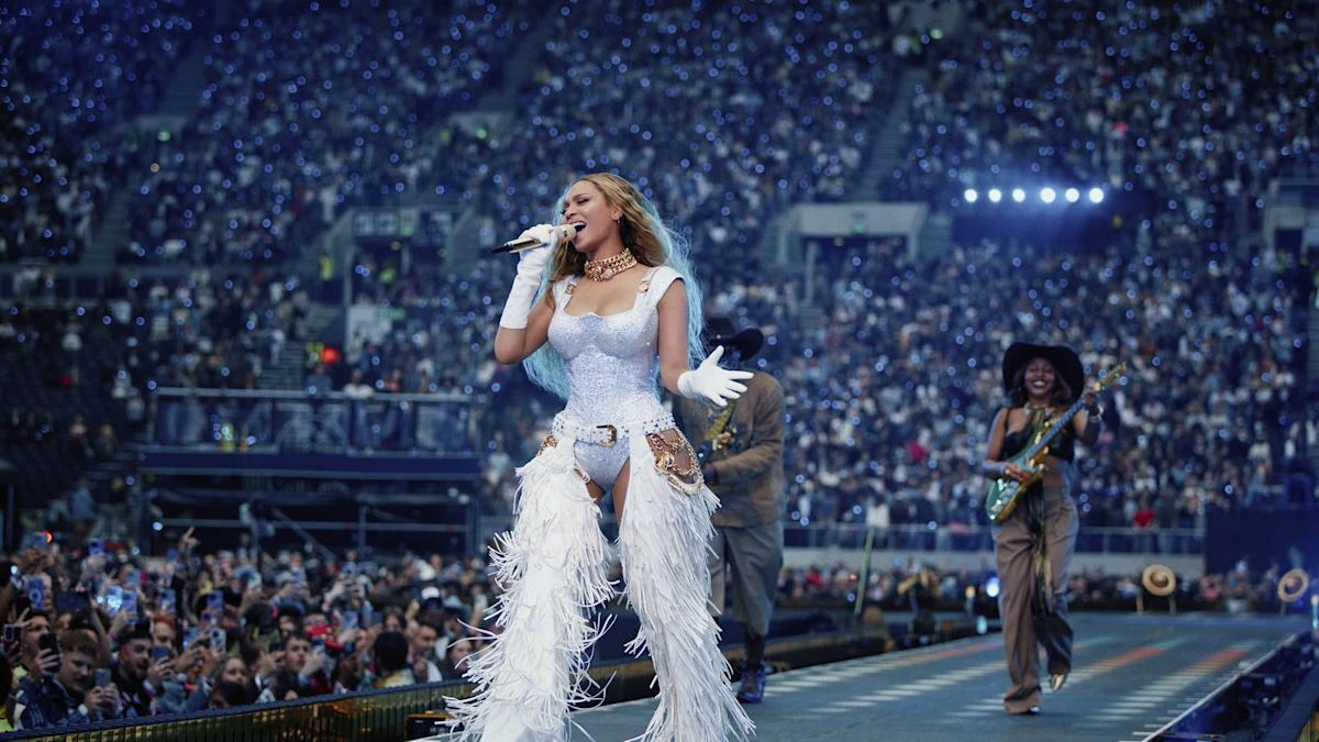 Beyonce enjoys the rain as she kicks off London stint of Cowboy Carter tour