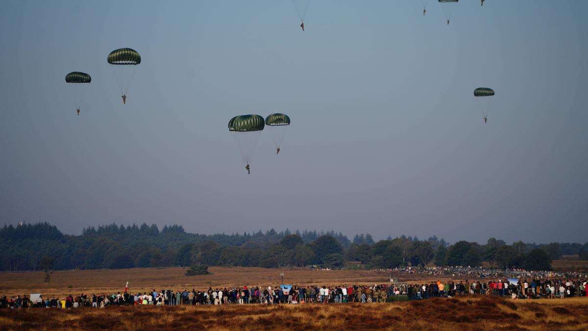 Paratroopers mark 80 years since the Battle of Arnhem