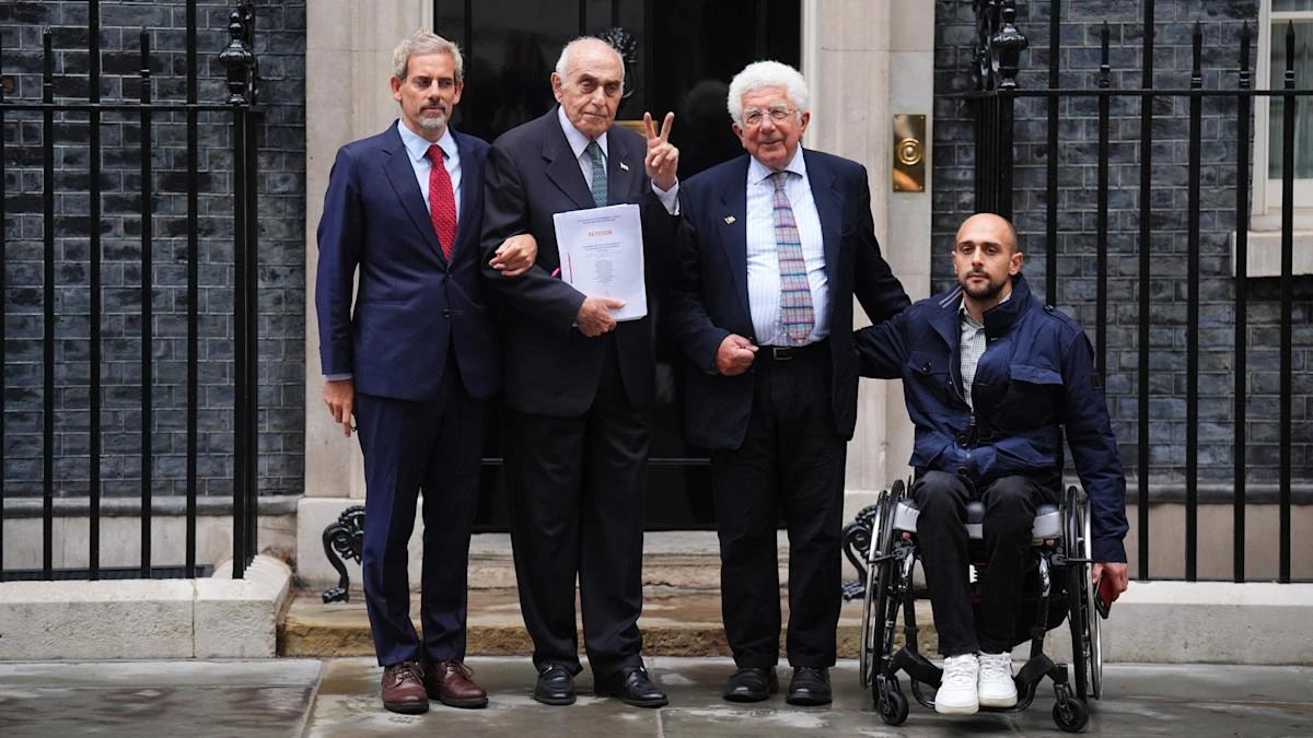 ‘Britain owes Palestine’ petition handed in at No 10 demanding reparations