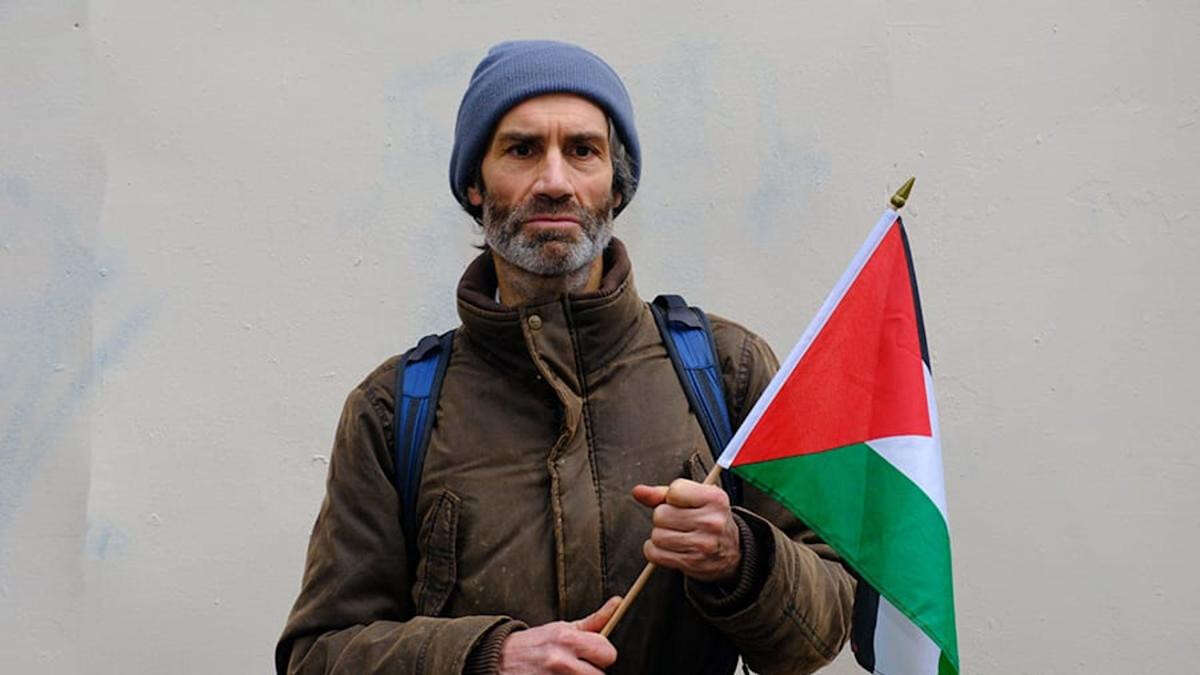 British playwright embarks on 150-mile fasting pilgrimage for Palestine