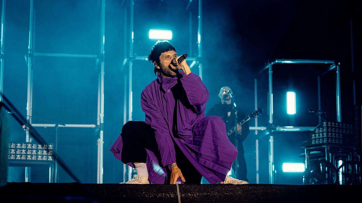 Noel Fielding jokes about doing shots with Prue Leith on stage at Kasabian gig