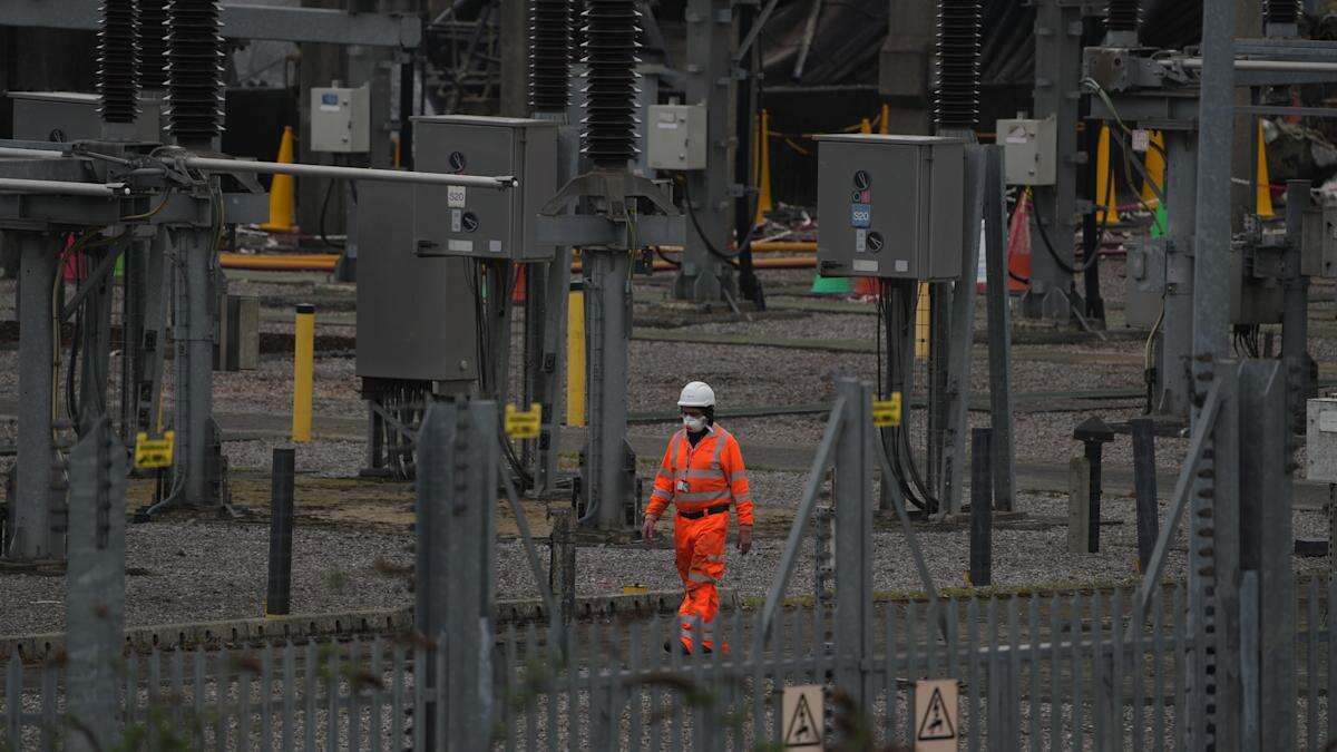 Grid operator ordered to ‘urgently investigate’ Heathrow power outage after fire