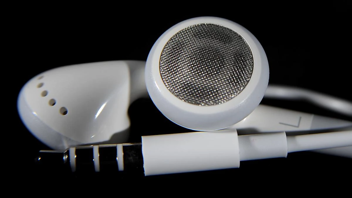 Lib Dems call for music played out loud on public transport to be banned