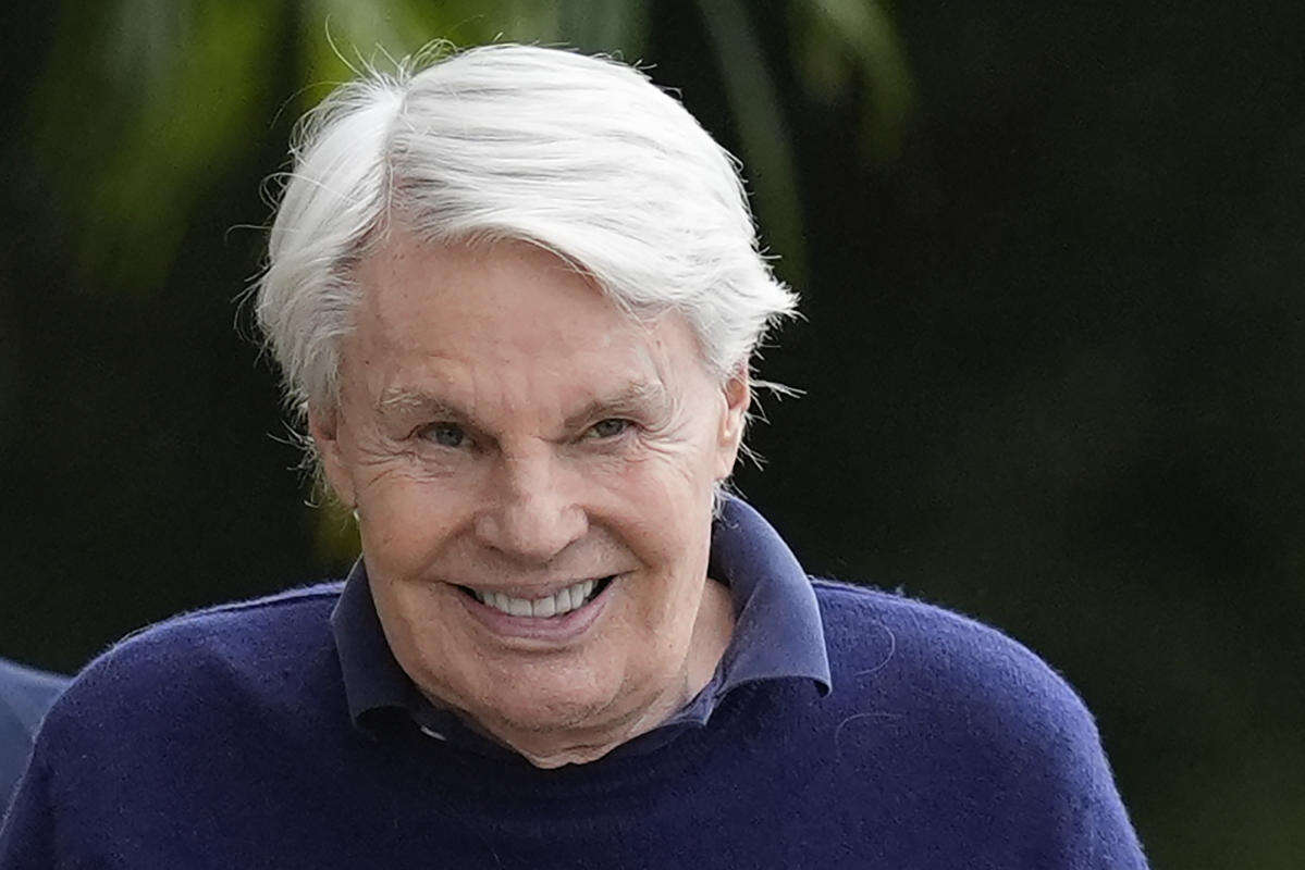 Lawyers for ex-Abercrombie CEO say dementia may leave him incompetent to face sex charges