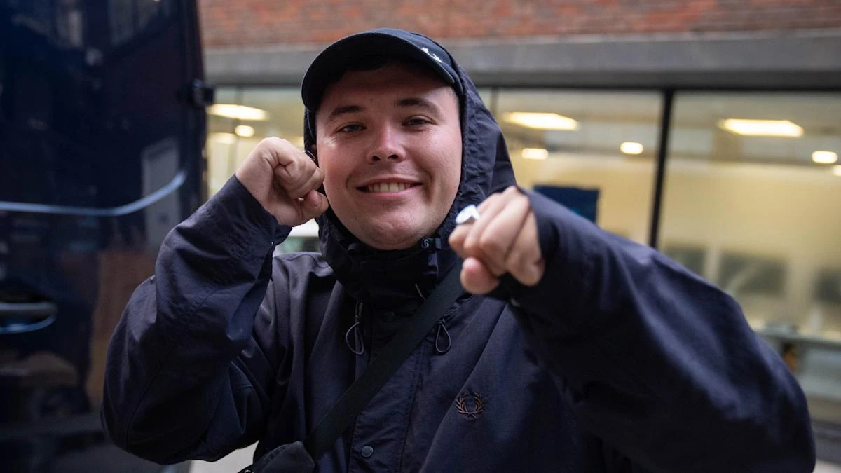 Kneecap ‘plasters’ London with message of support for group member due in court