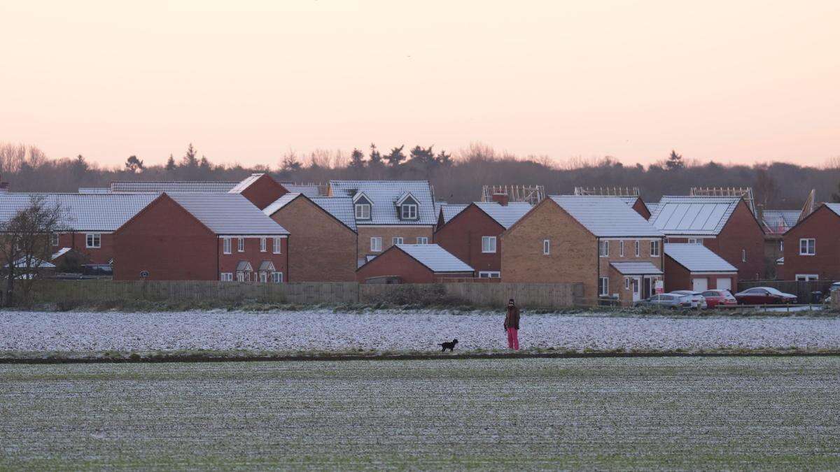 UK bracing for heavy snow and icy rain after minus 5C temperatures overnight