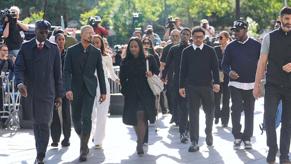 Sean ‘Diddy’ Combs gives a thumbs up to spectators at racketeering trial