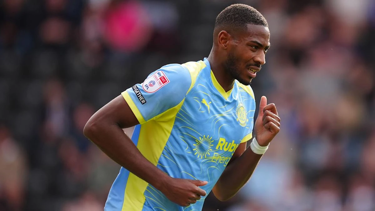 Crawley ease past Fleetwood after Zech Medley’s early red card