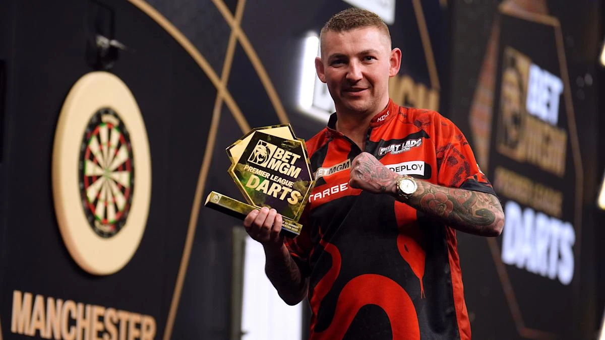 Nathan Aspinall comes out on top after coming from behind to beat Luke Humphries