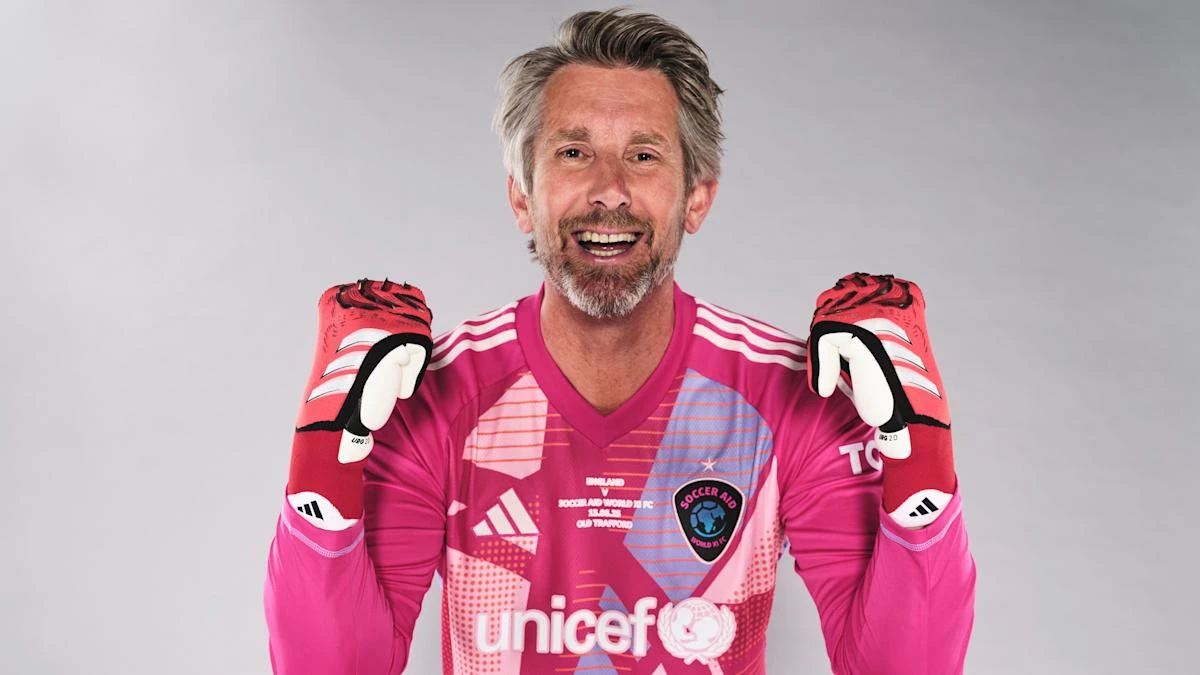 Edwin van der Sar hopes lightning can strike twice for Manchester United