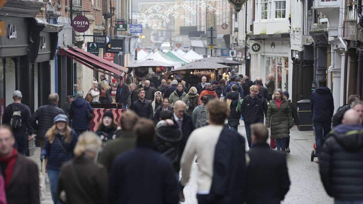 Shoppers cheer retailers with last-minute spree