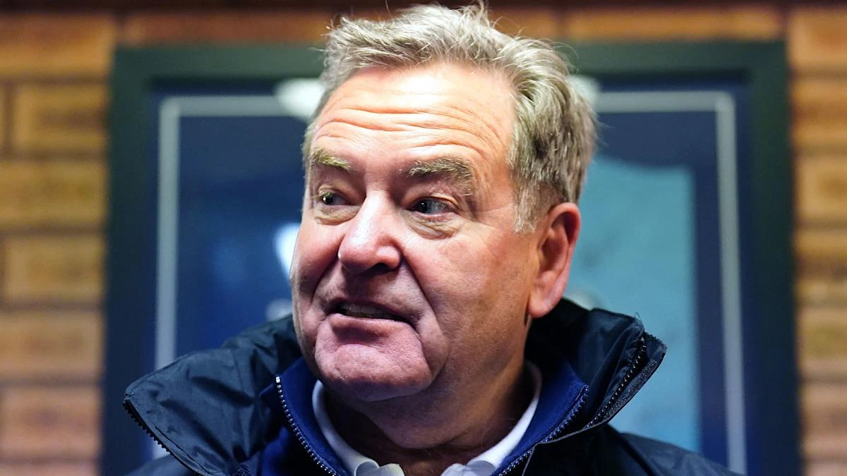 I’d rather sit with the fans, says Jeff Stelling amid row with Hartlepool owner