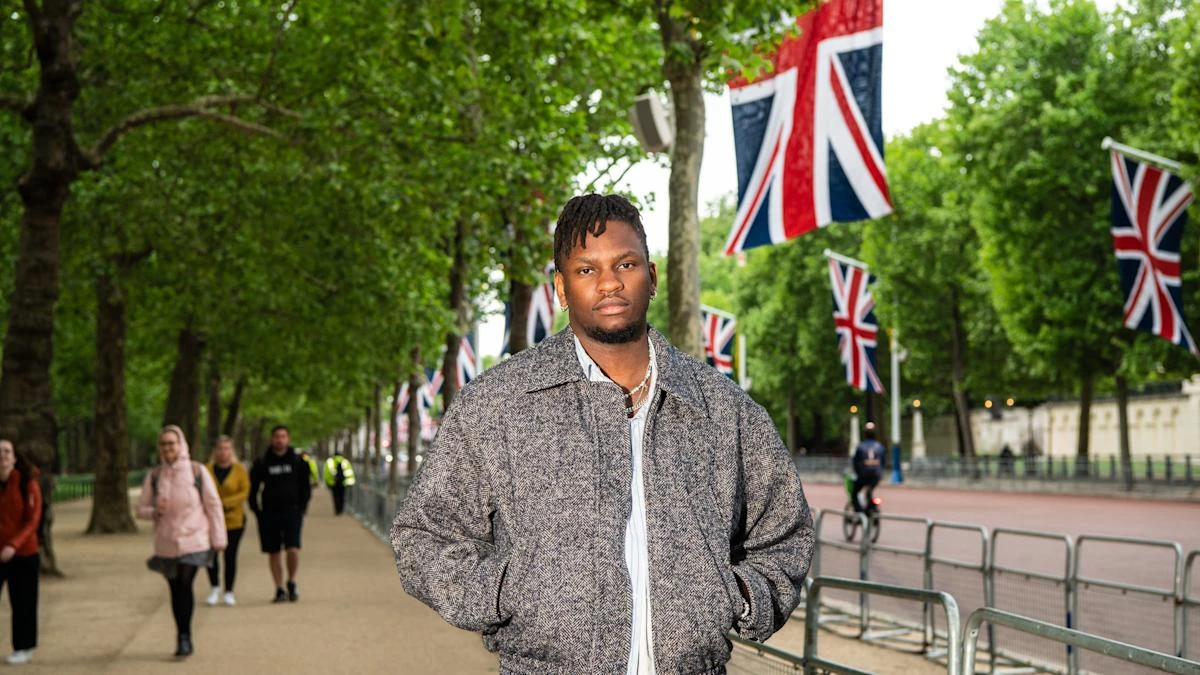 Singer to perform for King at VE Day concert held near his former busking spot