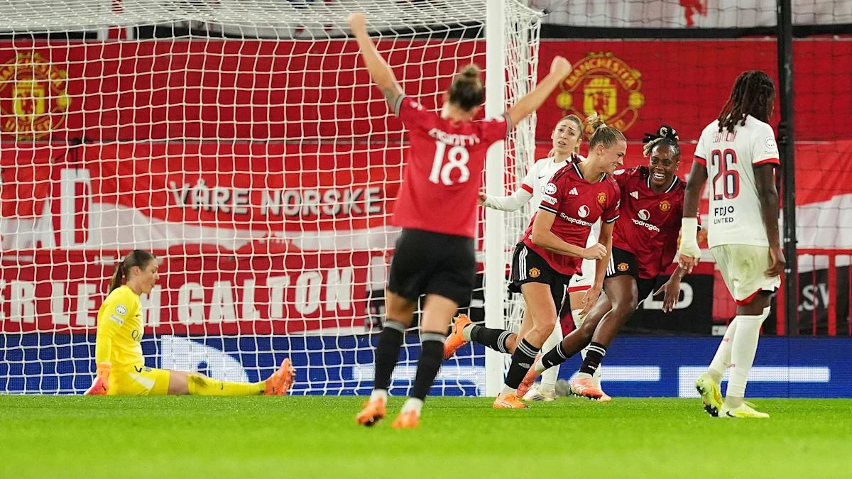 Man Utd celebrate making history on night Mary Earps makes Old Trafford return