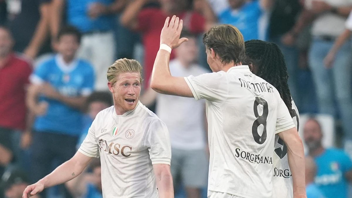 Scott McTominay and Kevin De Bruyne score as Napoli begin title defence with win