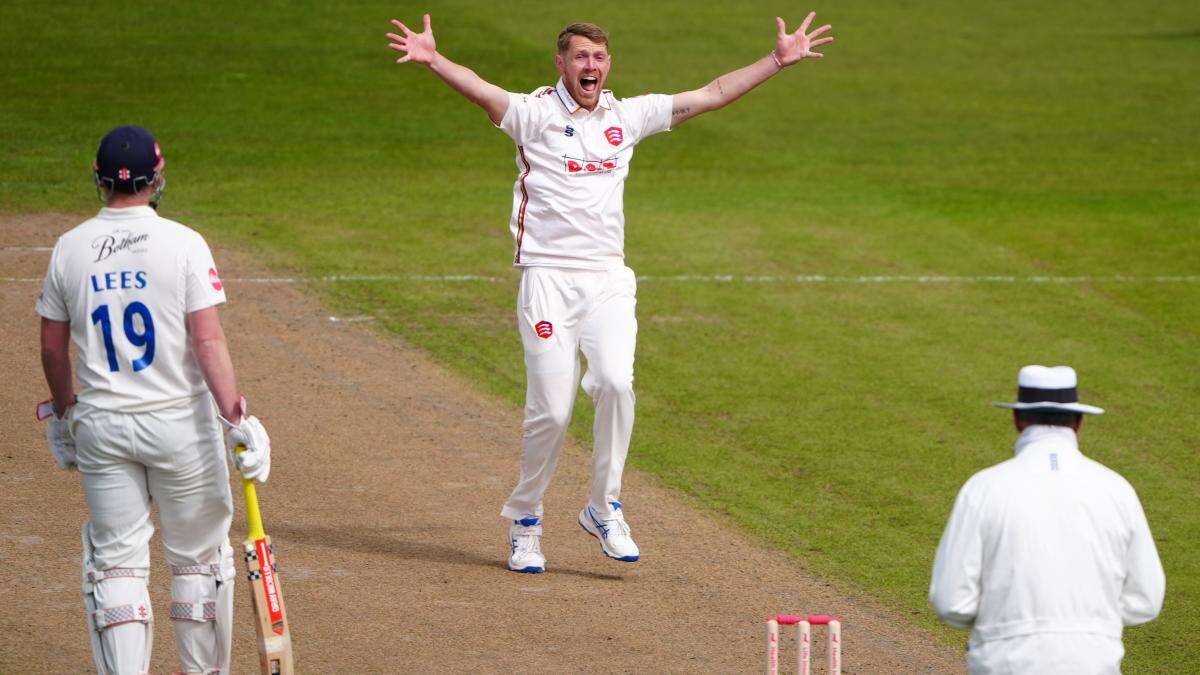 Essex beat Warwickshire inside two days at Edgbaston