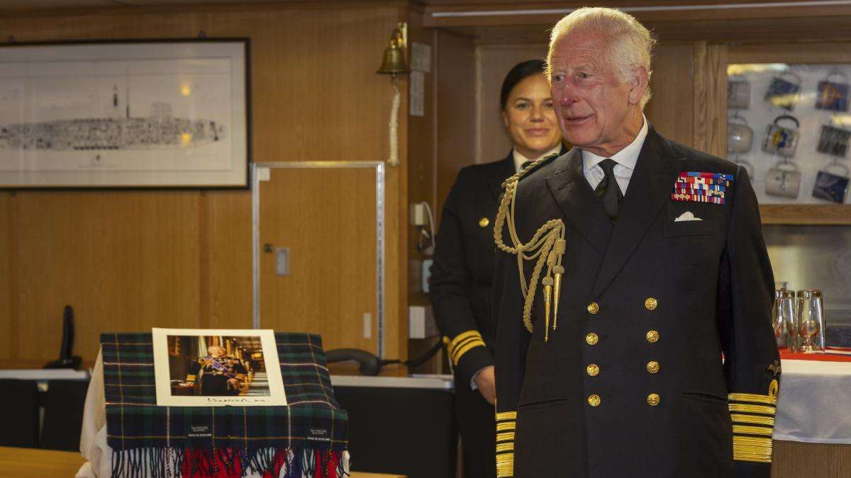 King thanks Royal Navy submariners for their service