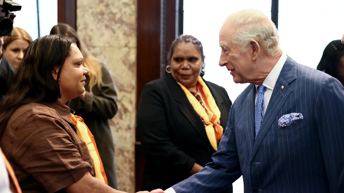 Aboriginal Australians perform for King at 40th anniversary of Uluru Handback