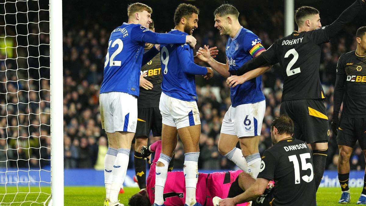 Everton find scoring touch to hammer Wolves and pile pressure on Gary O’Neil