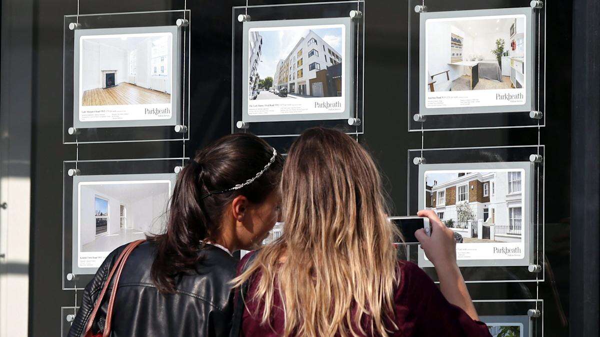 ‘Delicate balance’ for UK housing market as average property price dips by £213