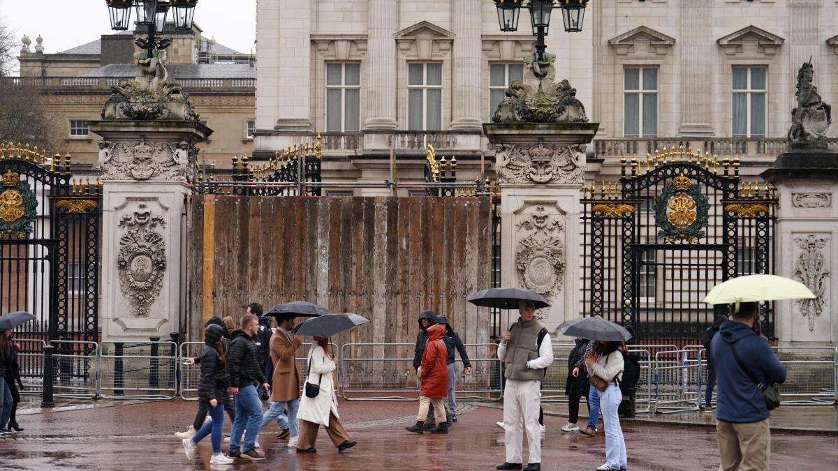 Man ‘lucky he didn’t get shot’ after crashing into Buckingham Palace gates