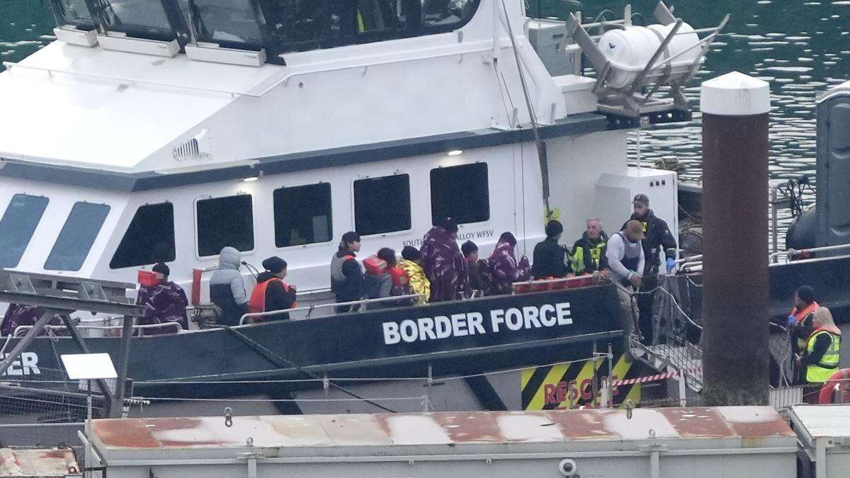 Channel crossings: 564 migrants arrive in UK as man dies attempting journey