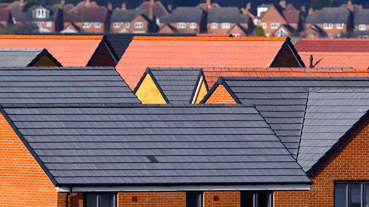 No plans to cap service charges for leaseholders, housing minister tells MPs