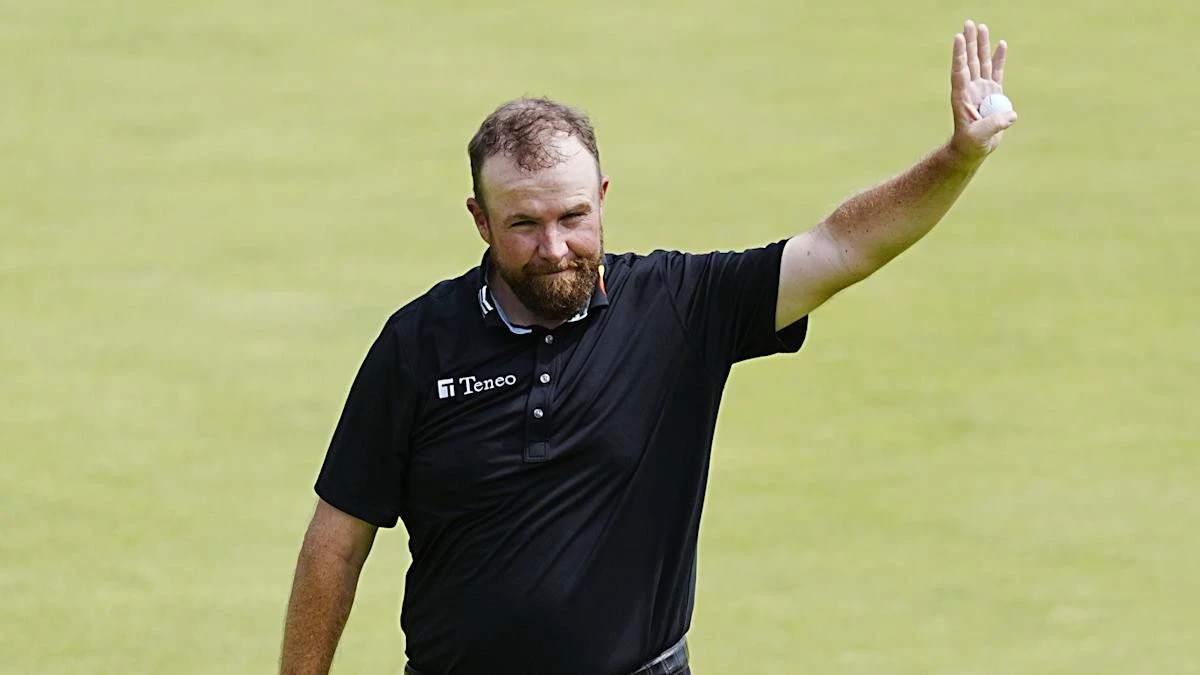 Shane Lowry offers hope to chasing pack at Open with final-round 66