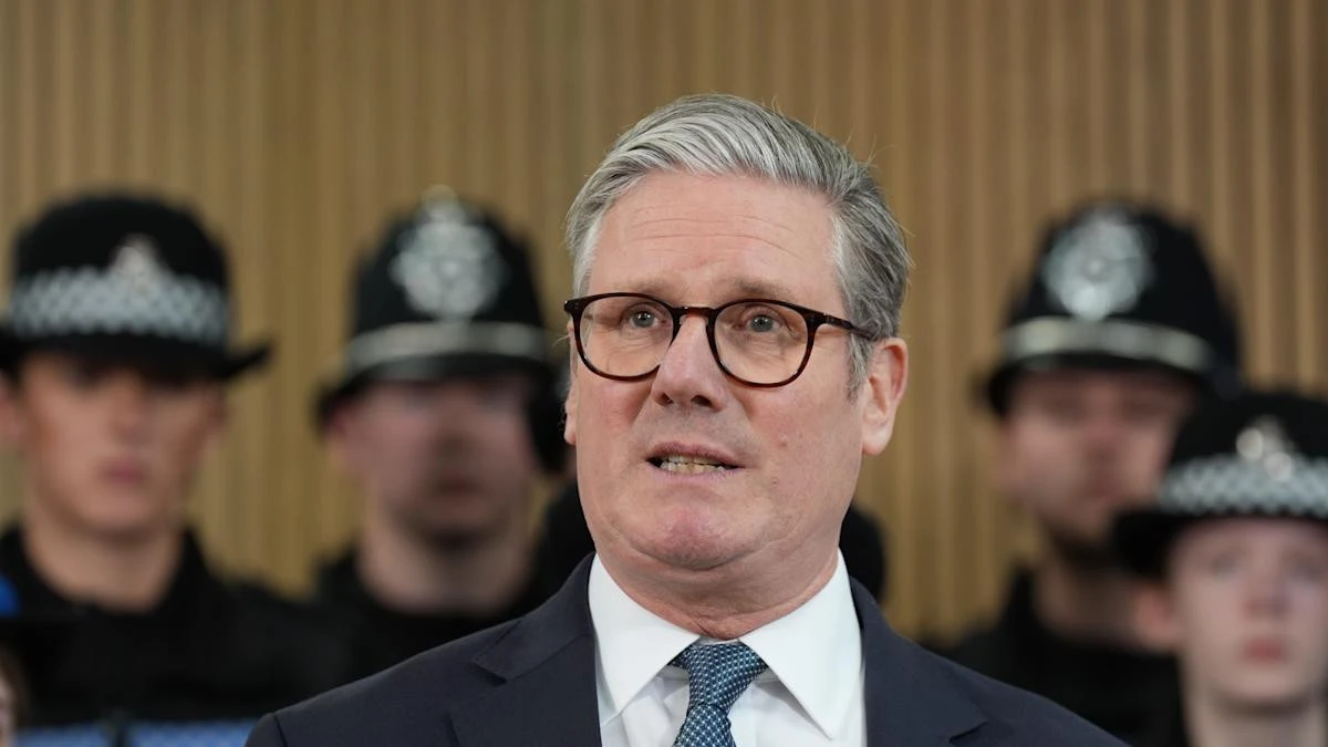Keir Starmer pledges 3,000 new neighbourhood police officers by start of 2026