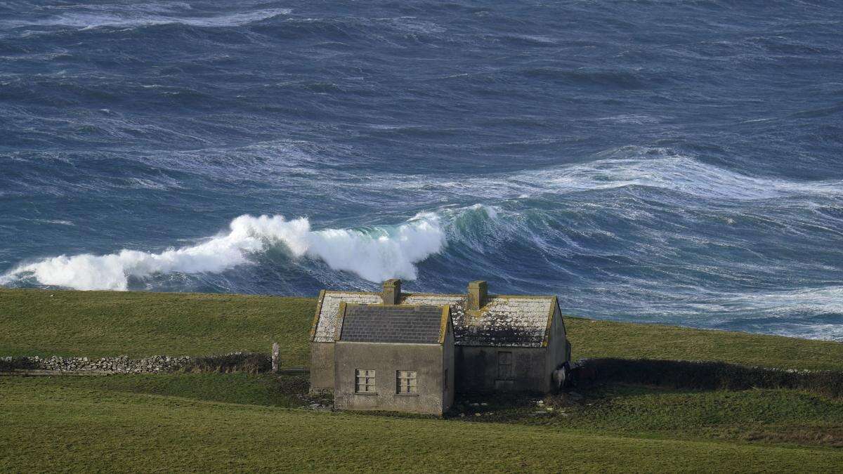 Orange wind warning extended to more counties ahead of Storm Ashley’s arrival