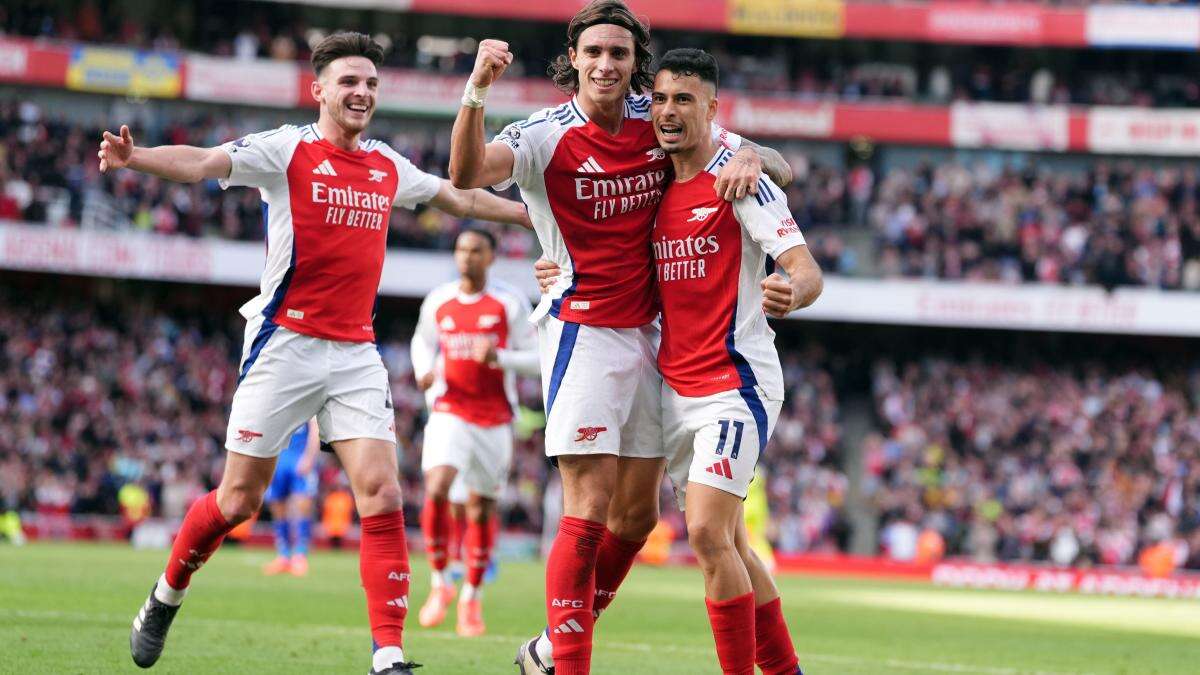 Arsenal strike twice in stoppage time to see off stubborn Leicester