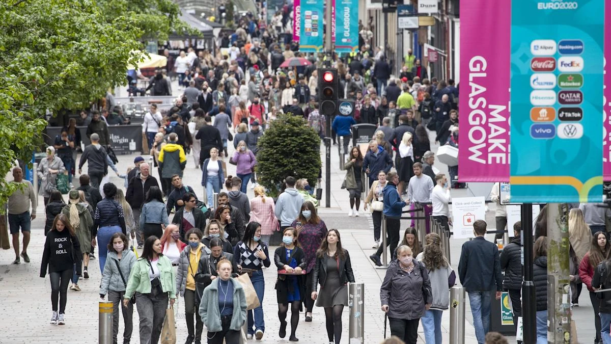 Warm weather and late Easter boost retail sales by 7%