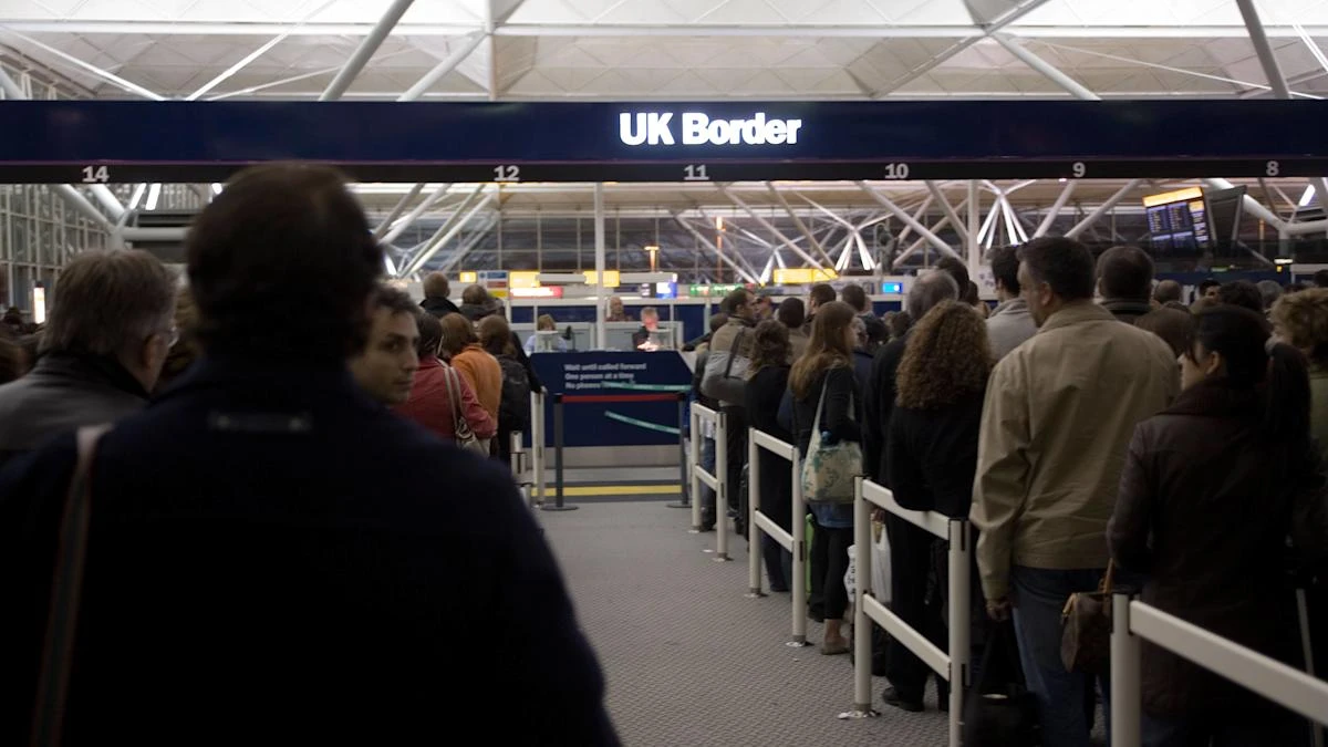 Migration drives jump in UK population of three-quarters of a million