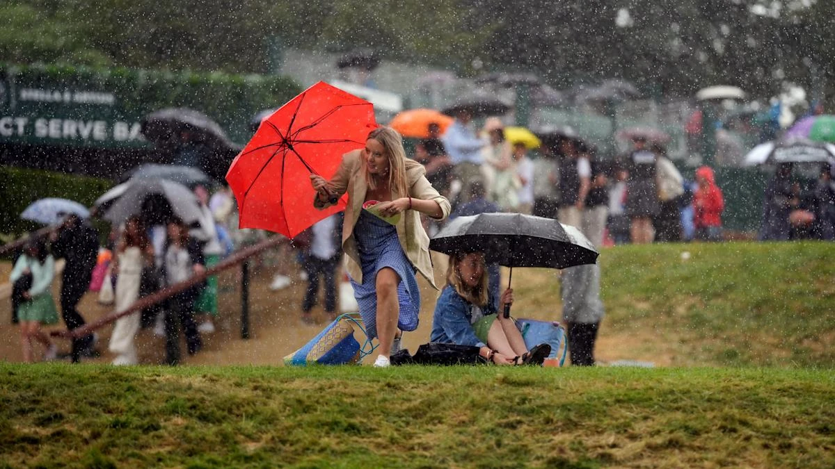 Wimbledon diary: Thunderous reception on Centre Court as heavy rain hits SW19
