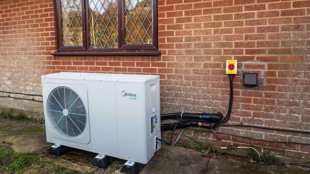 Switch to EVs and heat pumps will save households cash – climate advisers