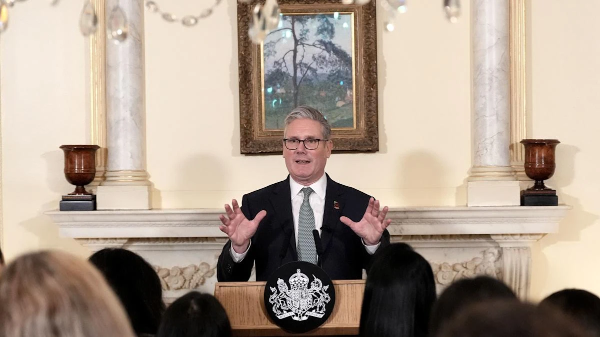 Starmer investigates briefing war as pressure on chief of staff grows