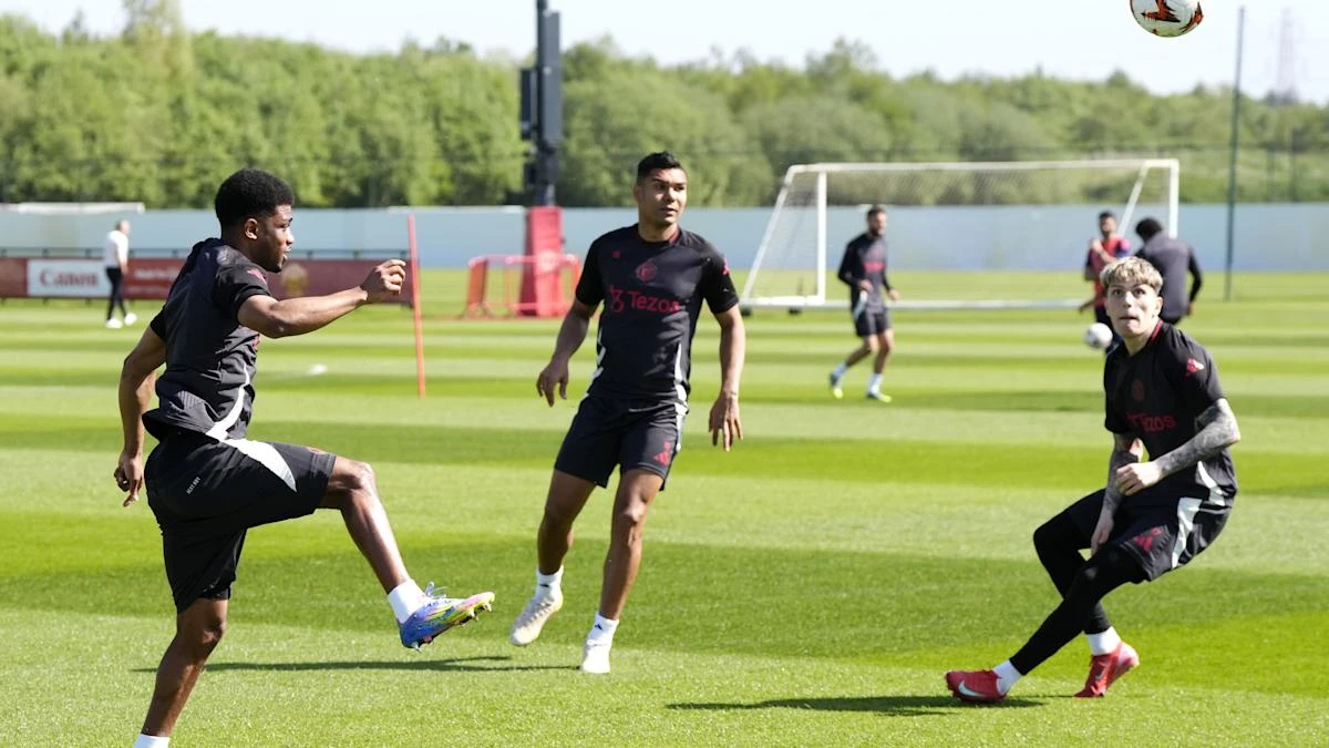 Amad Diallo and Matthijs de Ligt train as Man United prepare to travel to Bilbao