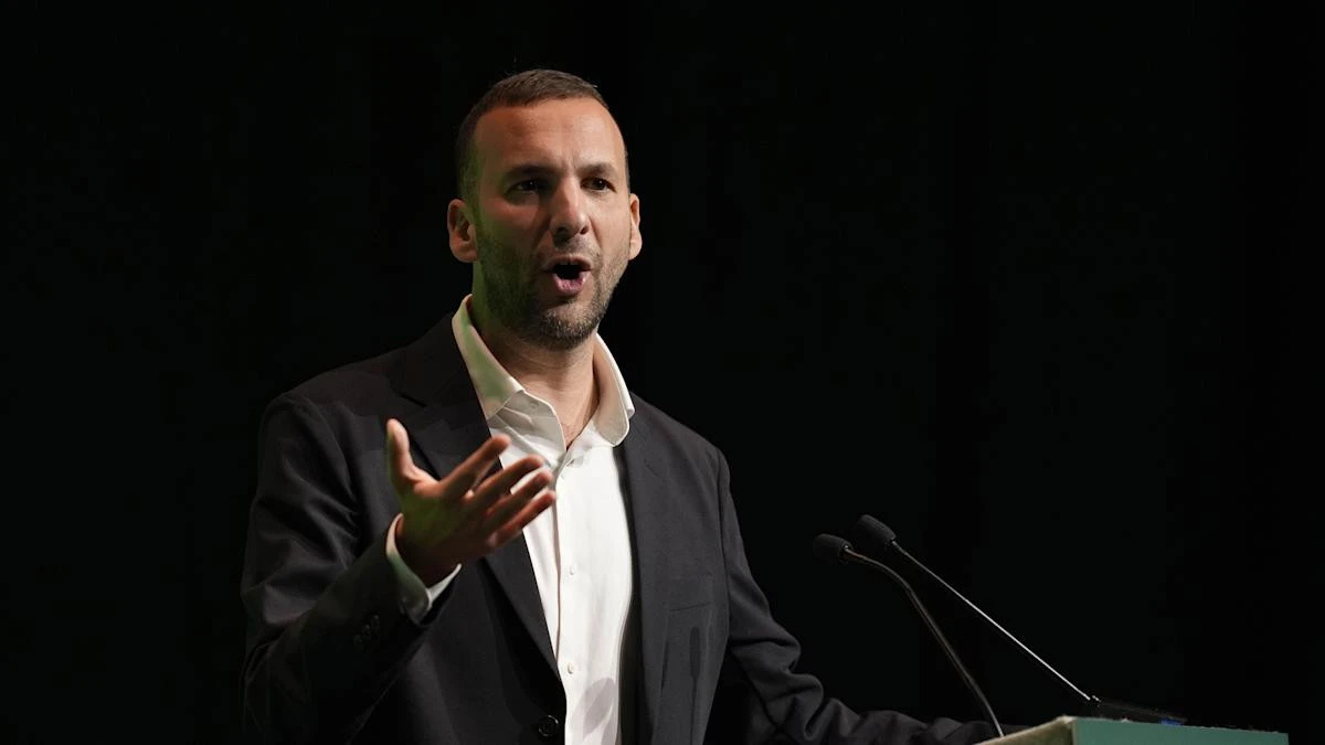 Green leader warns of authoritarian ‘alarm bells’ in conference speech