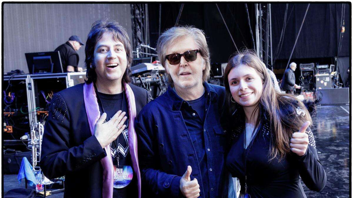 Sir Paul McCartney helps couple get engaged during his Got Back tour