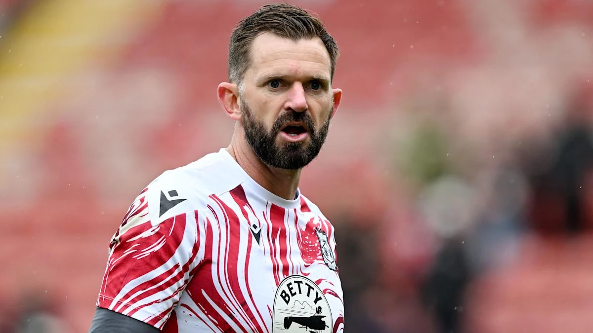 Salford see off Lincoln on penalties after late leveller