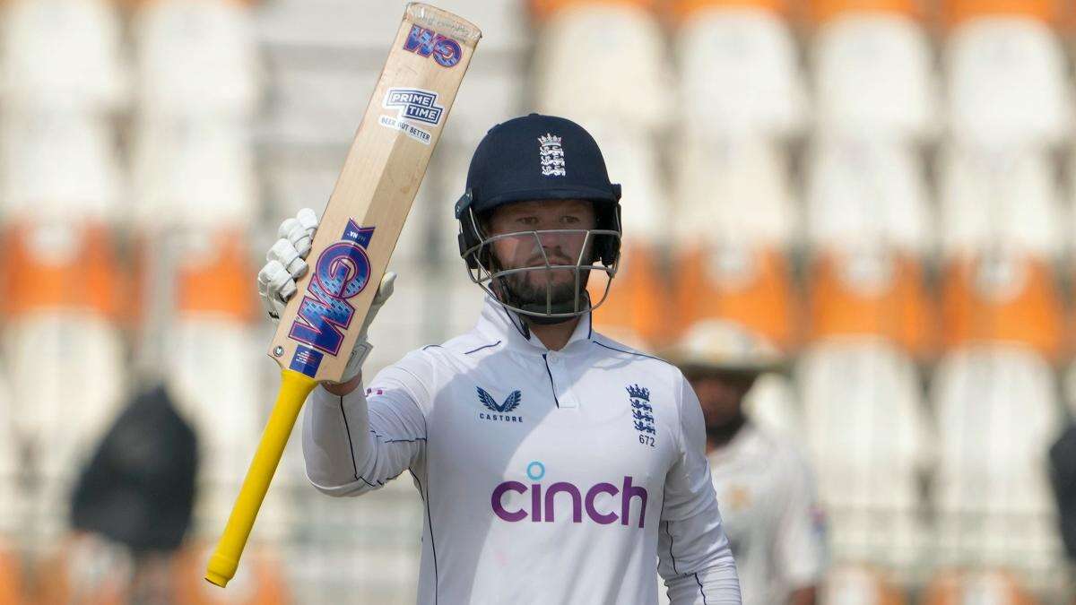 Ben Duckett gives England strong start in reply to Pakistan’s first-innings 366